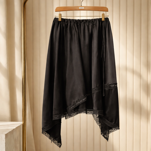 Asymmetrischer Satinrock mit Spitze – feminine Eleganz mit Tiefe Rock Das Zierwerk