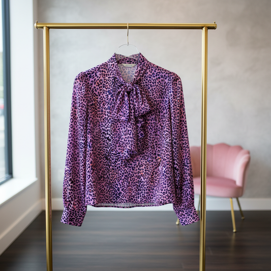 Animal-Print-Bluse in Lila – mit Bindeschleife & Knopfleiste Bluse Q2