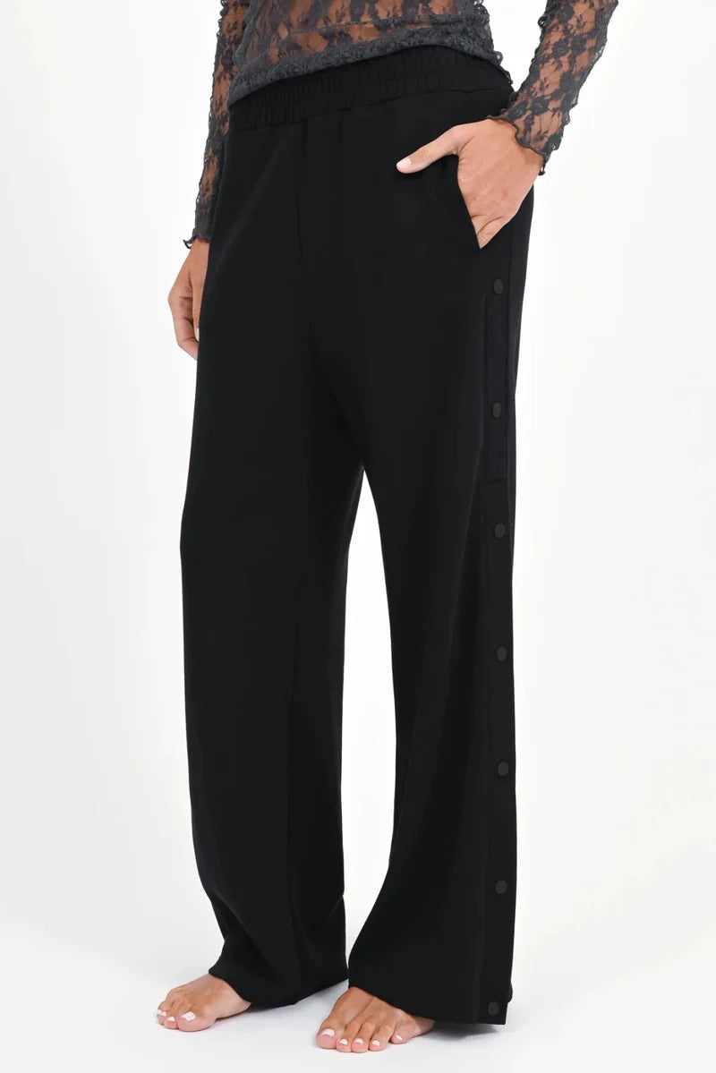 Sweatpants „Hylo“ – Style & Komfort mit seitlicher Knopfleiste (S) Hose Love Joy Victory