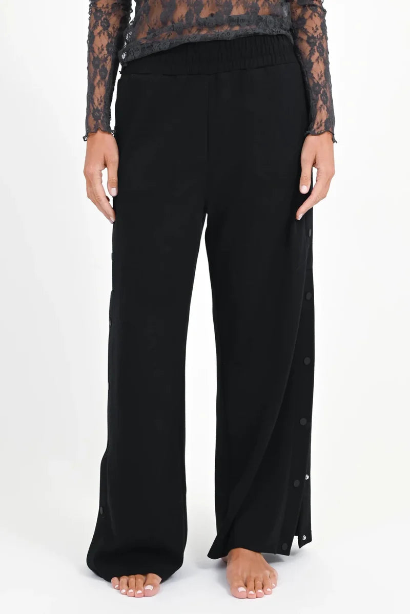 Sweatpants „Hylo“ – Style & Komfort mit seitlicher Knopfleiste (S) Hose Love Joy Victory